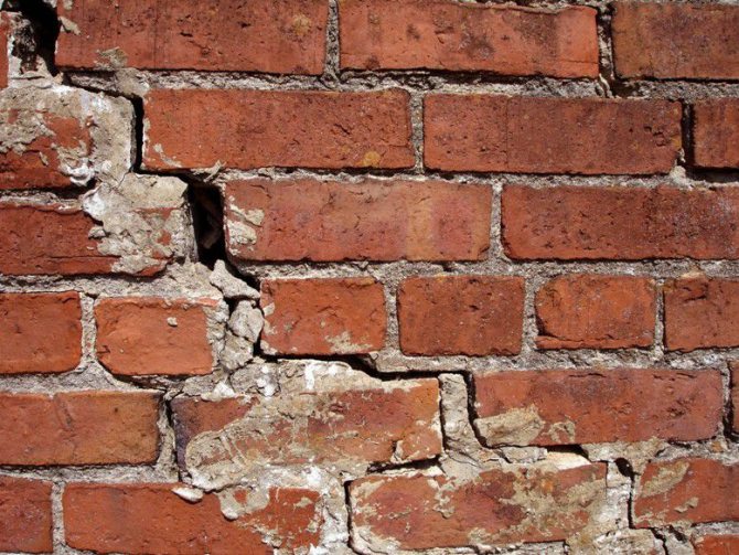 Пукнатините трябва да бъдат добре почистени и разширени преди ремонт.