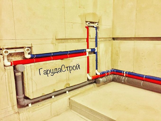 Затворени тръби в стената по комбиниран начин