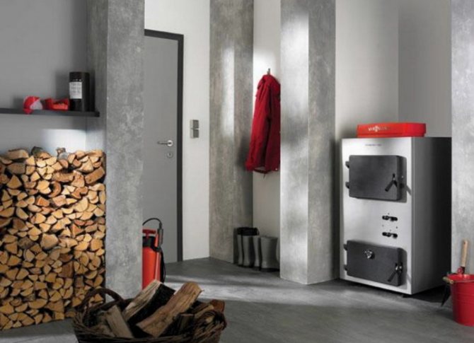 Котелът на твърдо гориво се изгаря с дърва, въглища и др.