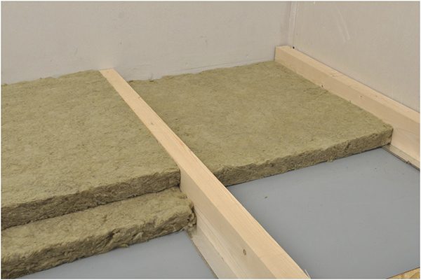 Mineralwolle auf den Boden legen