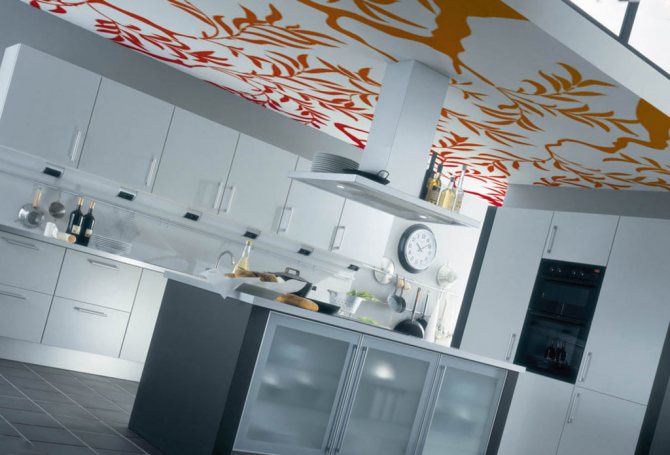 инсталирайте опънат таван в кухнята