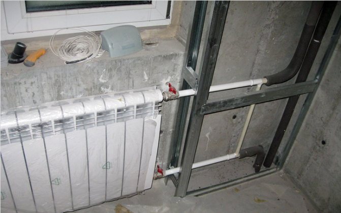 Монтаж на метален профил за затваряне на тръби и батерии с гипсокартон