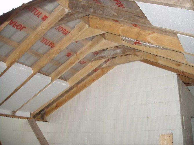 Insulation of floors with foam in a frame house