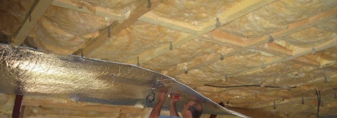 Ние изолираме тавана в дървена къща със собствените си ръце