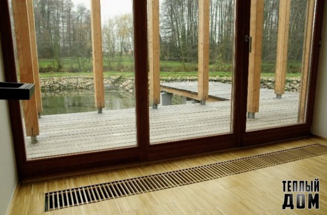 Подовият конвектор е свързан чрез преминаваща схема на тръбопровода при висок прозорец