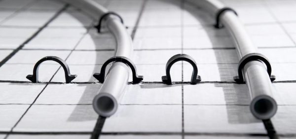 Ahşap bir evde su ısı yalıtımlı zemin