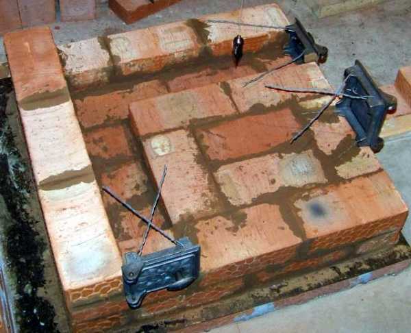 По този начин отливката на пещта се фиксира с помощта на проводници между редовете зидария