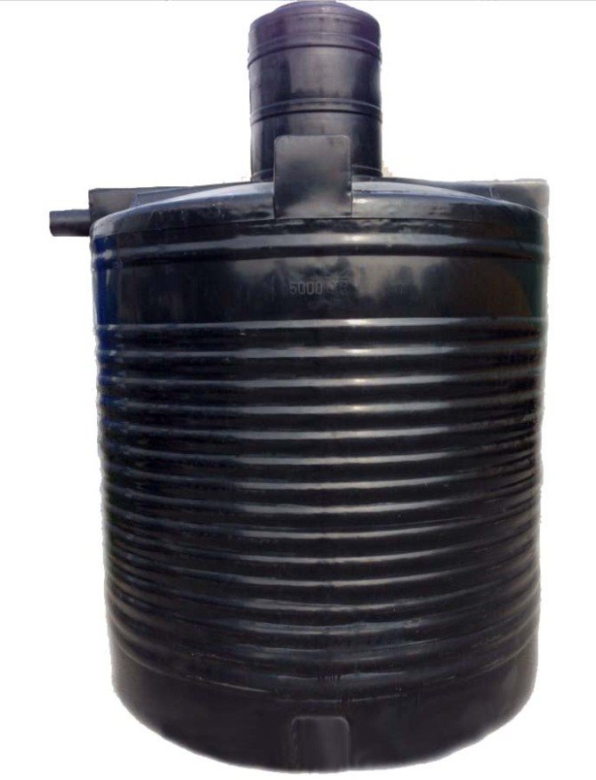 Senkgrube aus einem Plastiktank