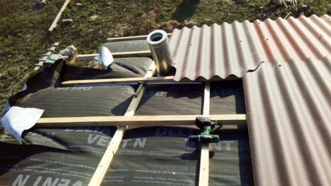 Затваряме кръгла тръба, поставена върху покрив от шисти