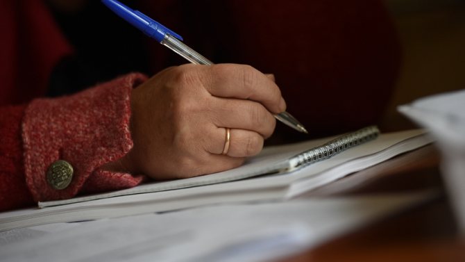 Писане в писалка за подпис на хартия с ръчна хартия