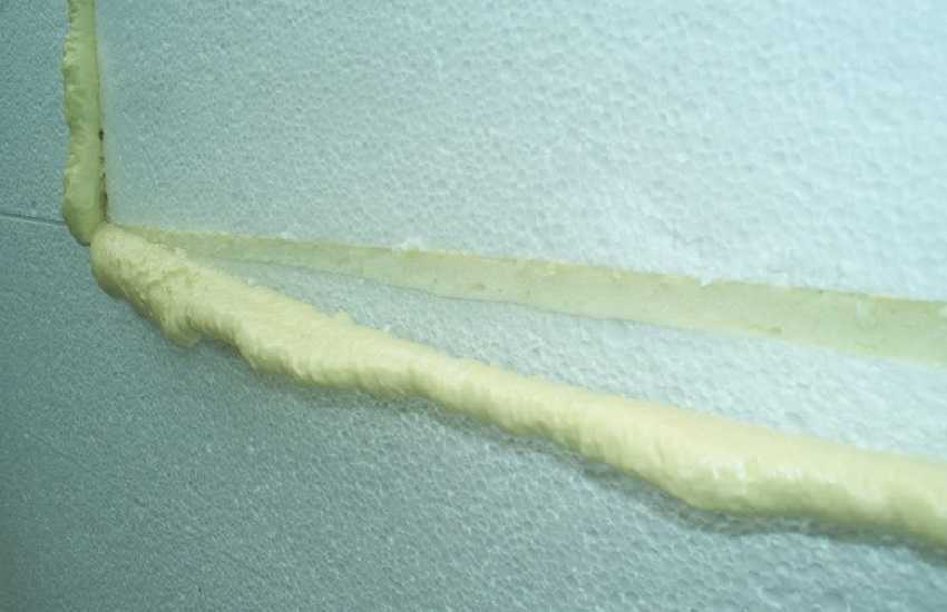 Запълваме шевовете с полиуретанова пяна