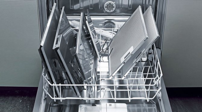 Съвсем по силите на жената е да извади филтриращите елементи от устройството сама.